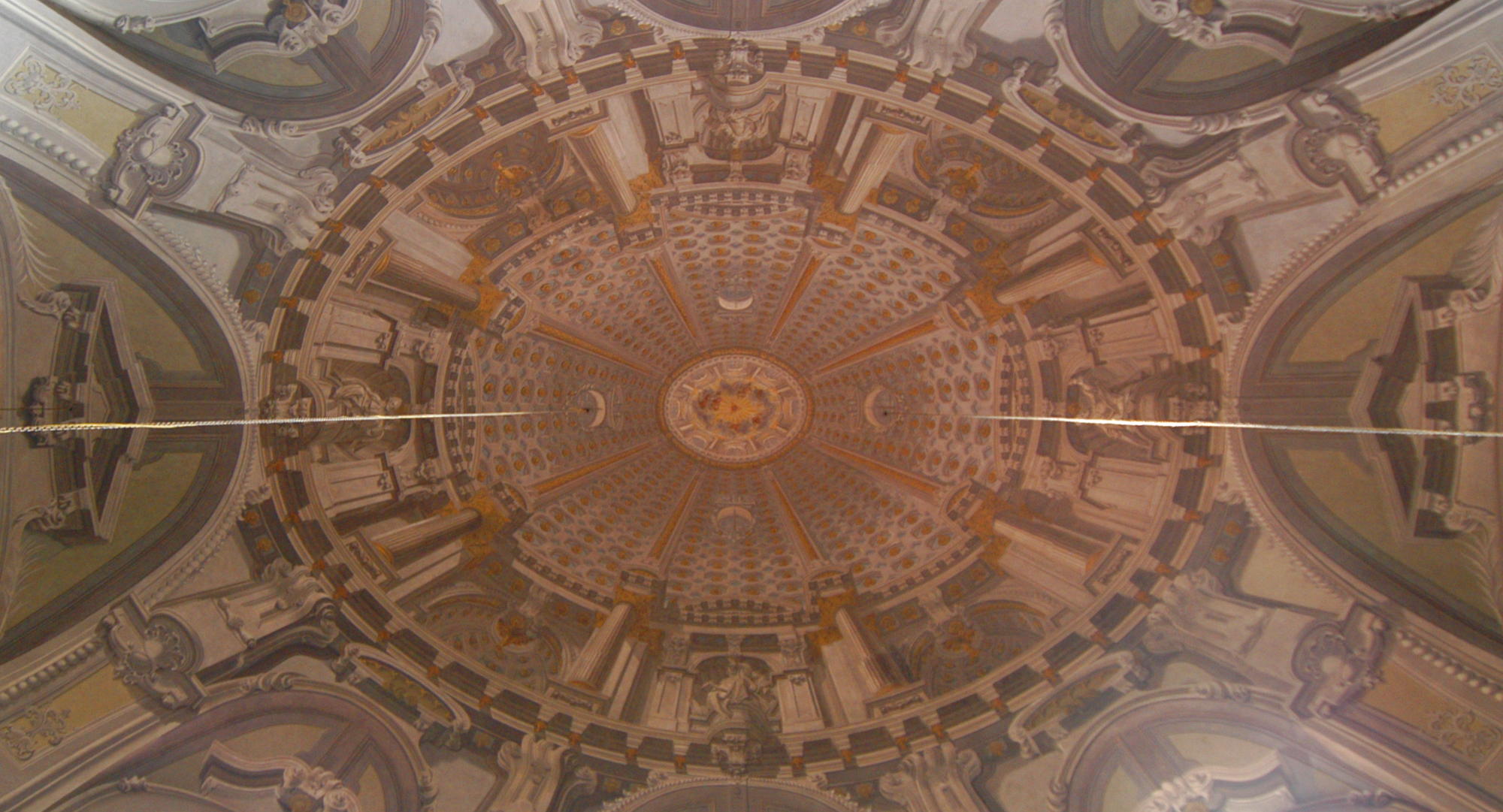 Iluzívna freska na kupole od majstra Antonia Galliho da Bibiena